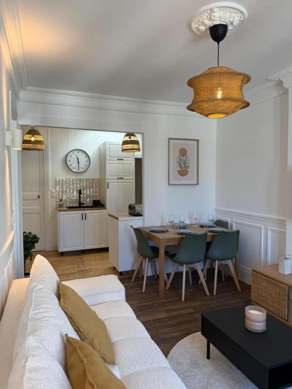 un salon avec un canapé blanc et une table dans l'établissement Vesle, à Reims