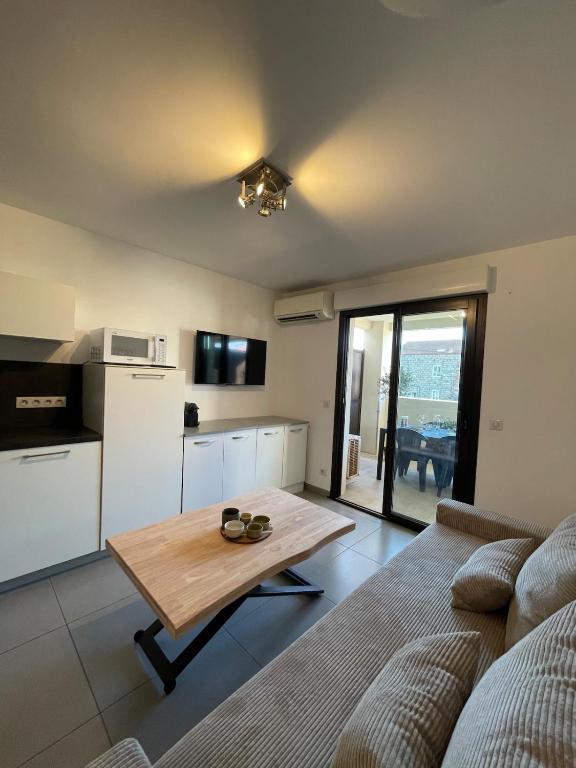 un salon avec un canapé et une table dans l'établissement Apartment Propriano, Corsica, à Propriano