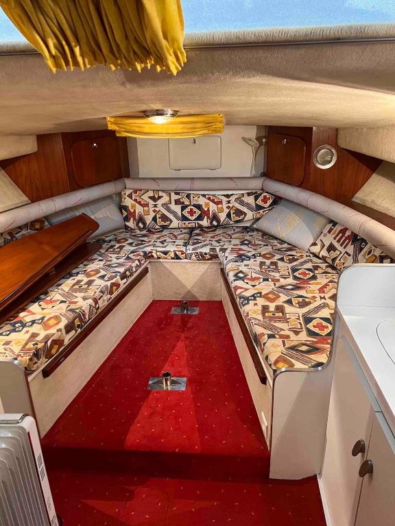 - un petit lit au milieu d'un bateau dans l'établissement boat home Cannes Festival, à Mandelieu-la-Napoule