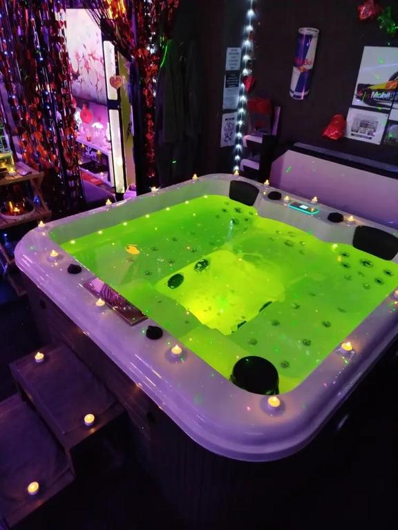 une table de billard recouverte de liquide vert dans une pièce dans l'établissement Maison SPA Privatif, à La Celle-sous-Gouzon