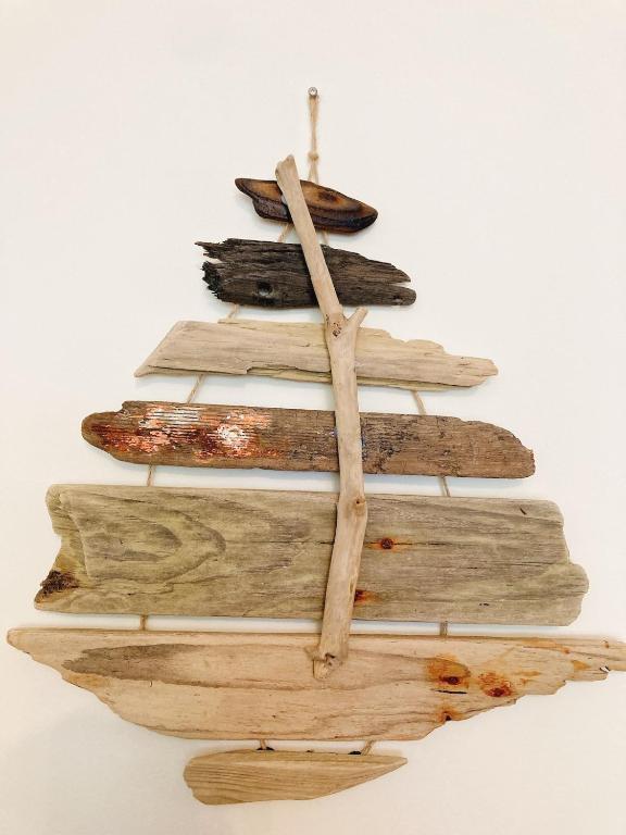 un sapin de Noël en bois fait de rondins dans l'établissement Menhirs et Marées à Carnac Plage, à Carnac