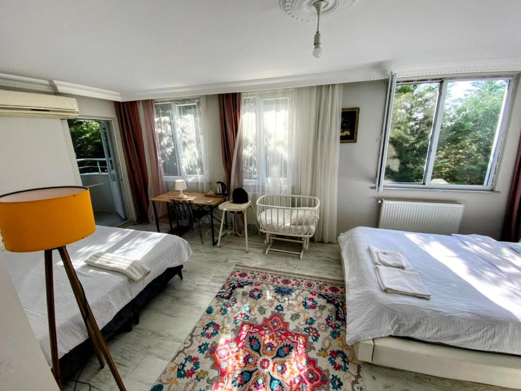 Un dormitorio con dos camas y una mesa y sillas. en the nearest breakfast-inclusive hotel to the airport, en Arnavutköy