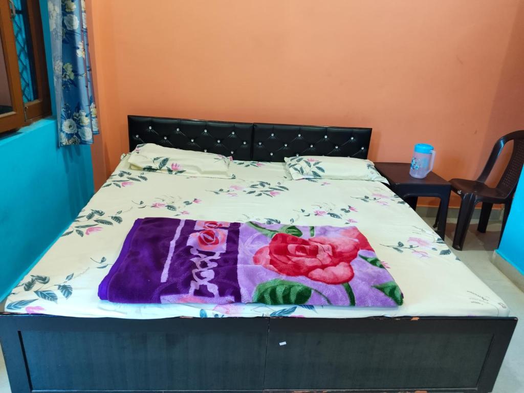 Postel nebo postele na pokoji v ubytování Dev darshan home stay
