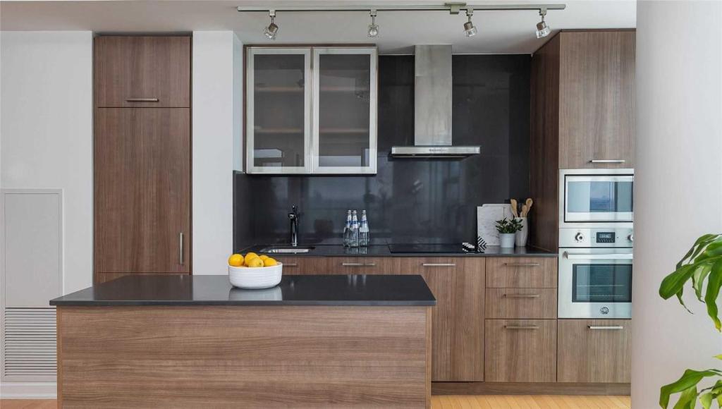 Kuchyň nebo kuchyňský kout v ubytování Downtown Deluxe Suite