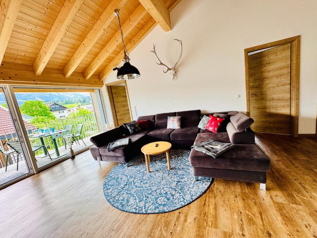 a living room with a couch and a table at Berg Fux - Ferienwohnung Louis der Fux in Sonthofen
