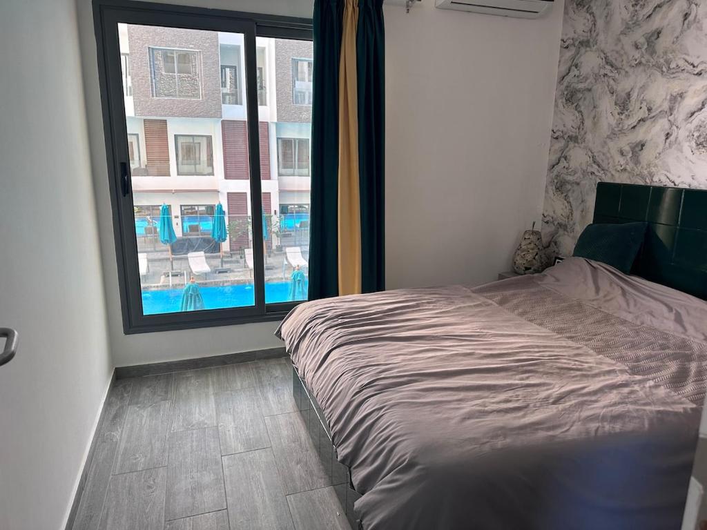 Postel nebo postele na pokoji v ubytování Imperial resort Hurghada, 1 bedroom luxury resort