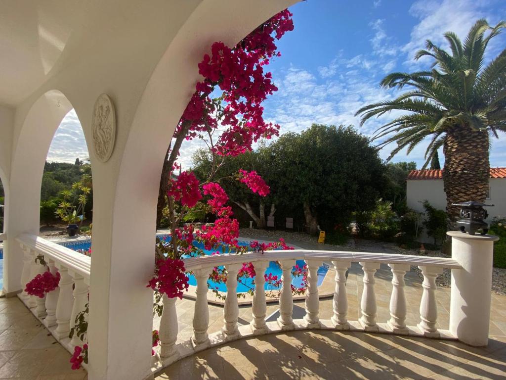 Bazén v ubytování Studio de la Casa Paraiso avec, en plus, une terrasse privative extérieure semi couverte équipée d'un salon d'un coin repas d'une kitchenette, la grande piscine et les jardins sont partagés, à proximité des plages de FUSETA et de la RIA FORMOSA nebo v jeho okolí