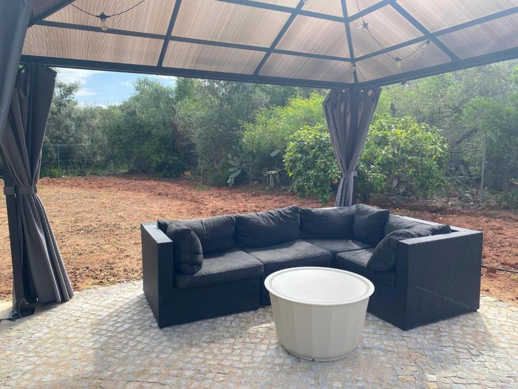 Posezení v ubytování Studio de la Casa Paraiso avec, en plus, une terrasse privative extérieure semi couverte équipée d'un salon d'un coin repas d'une kitchenette, la grande piscine et les jardins sont partagés, à proximité des plages de FUSETA et de la RIA FORMOSA