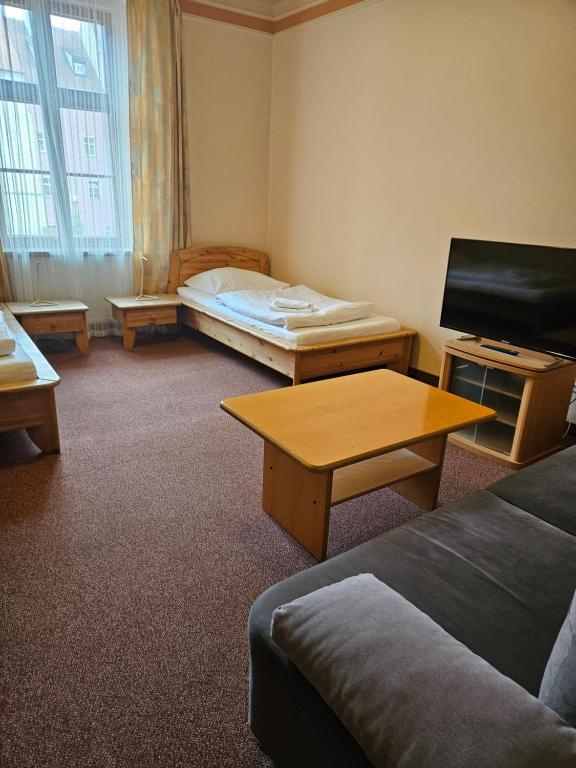 TV a/nebo společenská místnost v ubytování Hotel Barbarossa