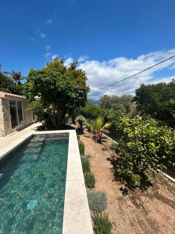 une piscine dans la cour d'une maison dans l'établissement Charming house with pool, sea view 4 bedrooms 2 bathrooms, à Saint-Mandrier-sur-Mer