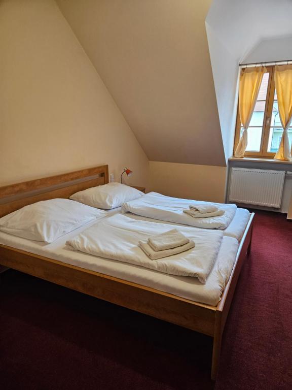 Postel nebo postele na pokoji v ubytování Hotel Barbarossa