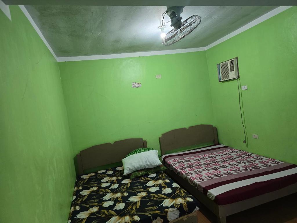 Postel nebo postele na pokoji v ubytování Sir Louie Lodging House
