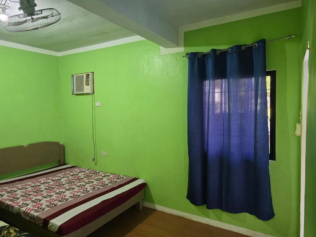 Postel nebo postele na pokoji v ubytování Sir Louie Lodging House