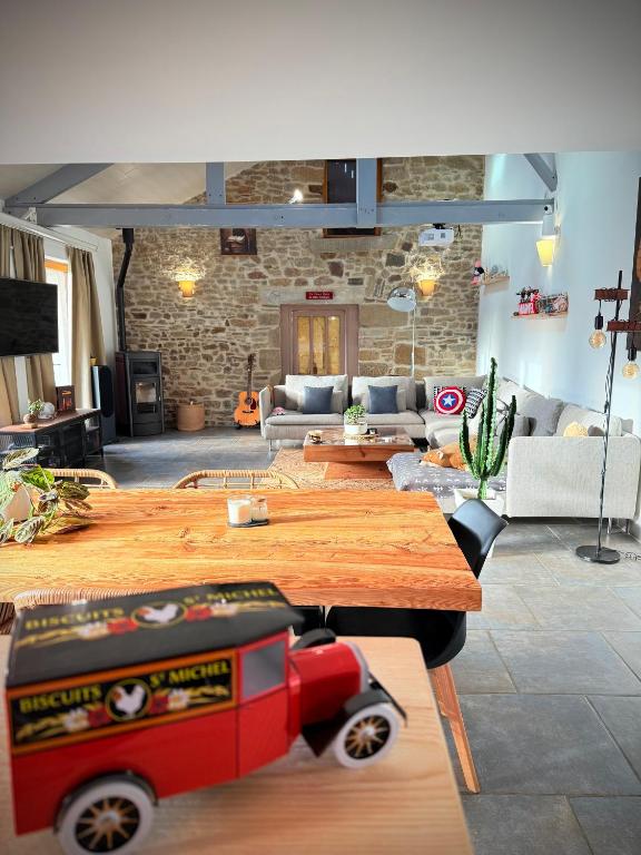 - un salon avec une table et un camion-jouets dans l'établissement Evasion paisible à la campagne, à Bonnemain