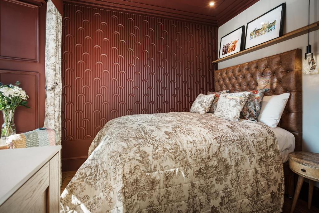 Postel nebo postele na pokoji v ubytování Bonnie Hotel Haymarket Edinburgh