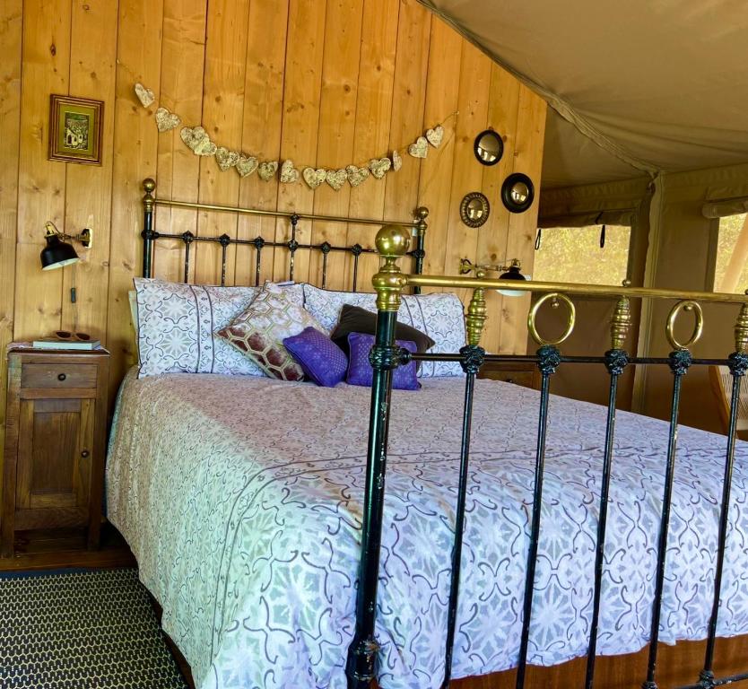Postel nebo postele na pokoji v ubytování Domus Olea Glamping