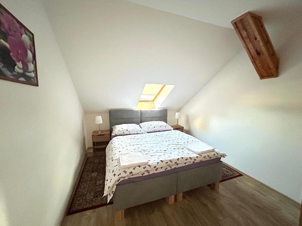 Postel nebo postele na pokoji v ubytování Apartmány U sv. Anny