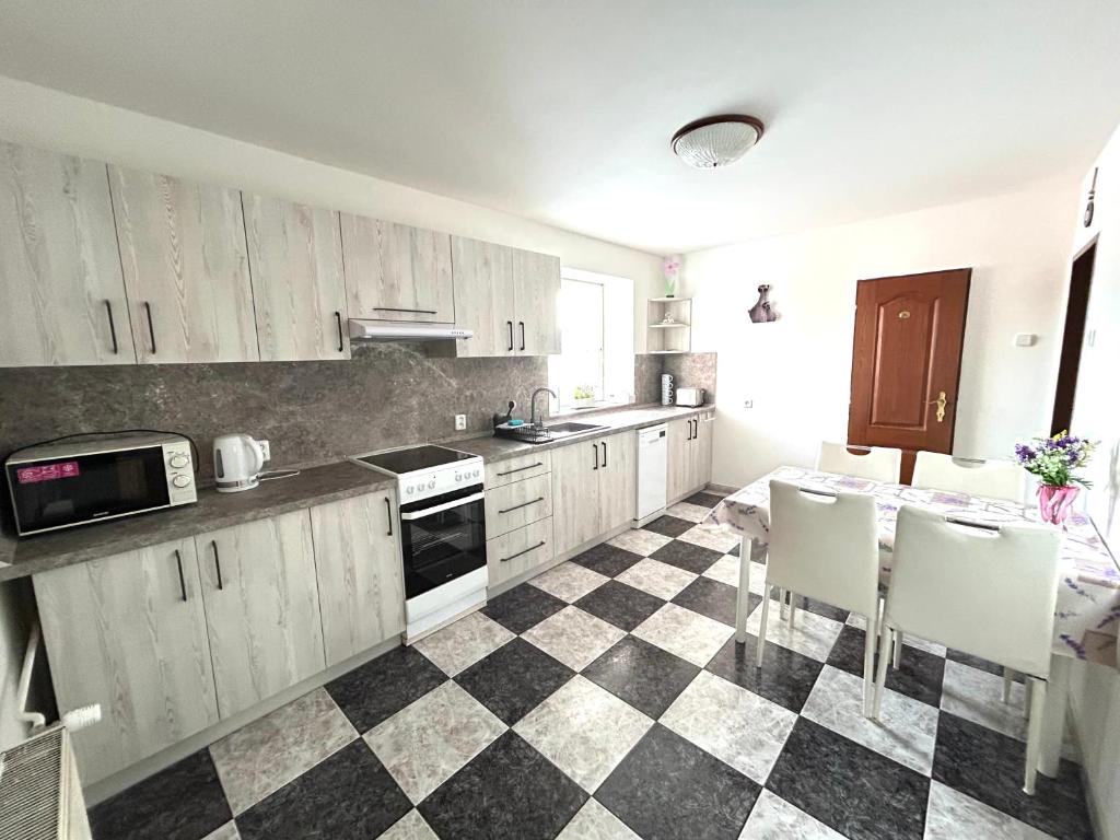 Kuchyň nebo kuchyňský kout v ubytování Apartmány U sv. Anny