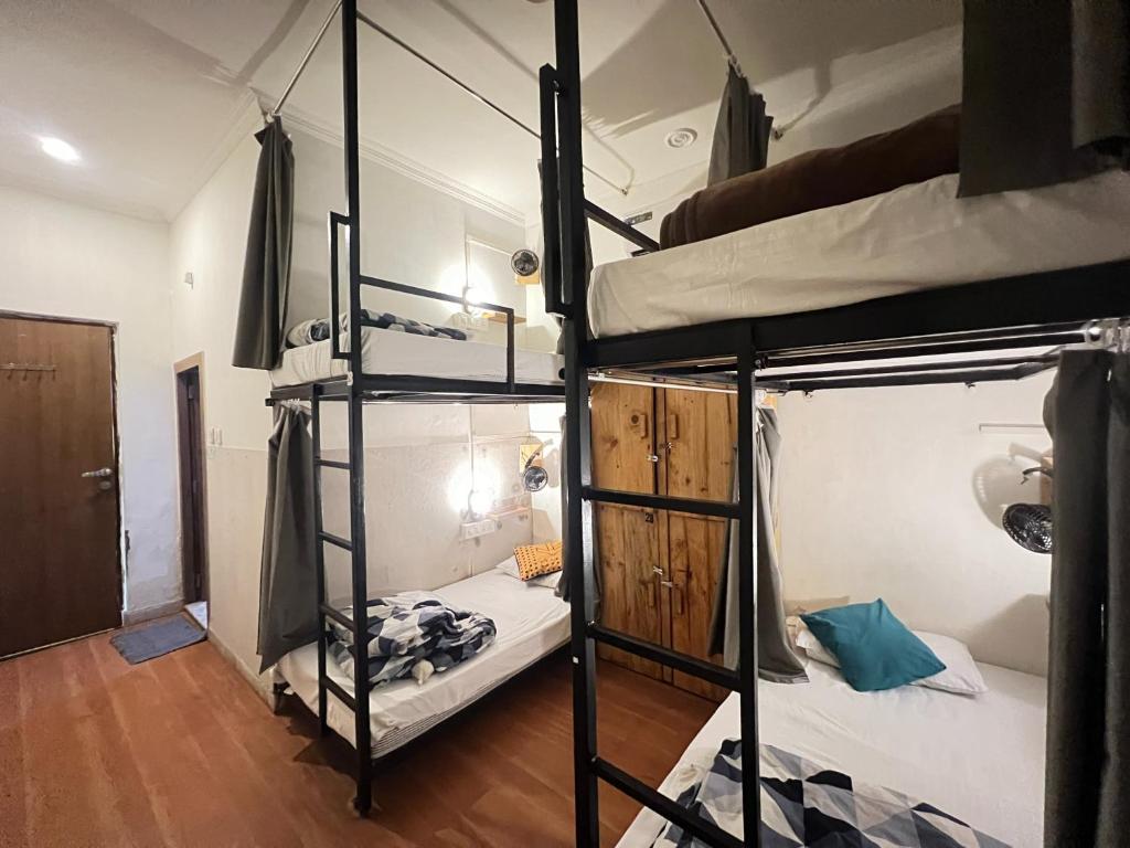 Postel nebo postele na pokoji v ubytování Rahgir Tales Hostel "Taj View"