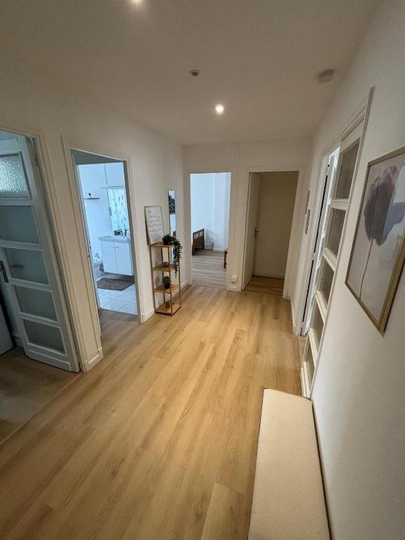- un salon vide revêtu de parquet dans l'établissement Spacieux T3 proche gare St-Charles - Vieux Port, à Marseille