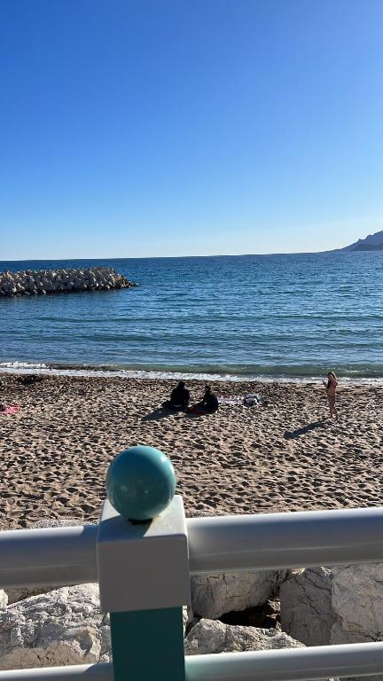 - une plage avec des personnes sur le sable et l'eau dans l'établissement La Palme studio, à Cannes