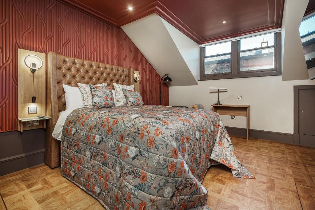 Postel nebo postele na pokoji v ubytování Bonnie Hotel Haymarket Edinburgh