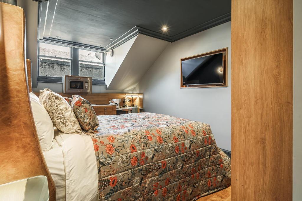 TV a/nebo společenská místnost v ubytování Bonnie Hotel Haymarket Edinburgh