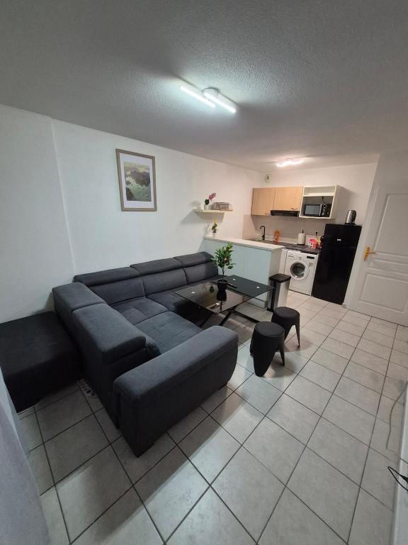 un salon avec un canapé et une table dans l'établissement Appartement proche de Genève, à Annemasse