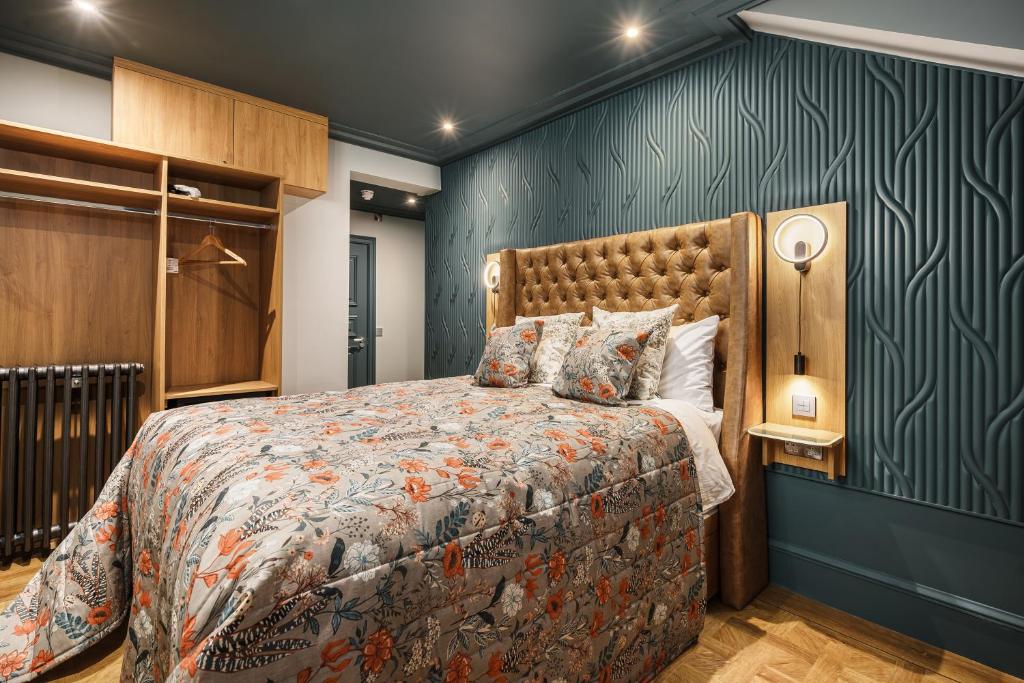 Postel nebo postele na pokoji v ubytování Bonnie Hotel Haymarket Edinburgh