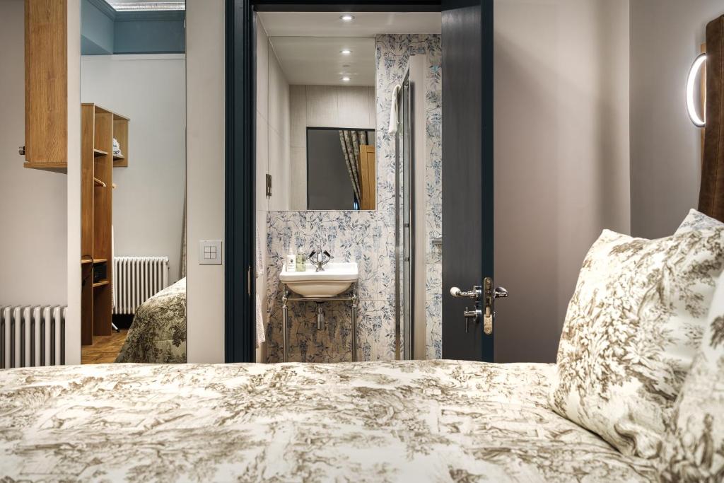 Koupelna v ubytování Bonnie Hotel Haymarket Edinburgh