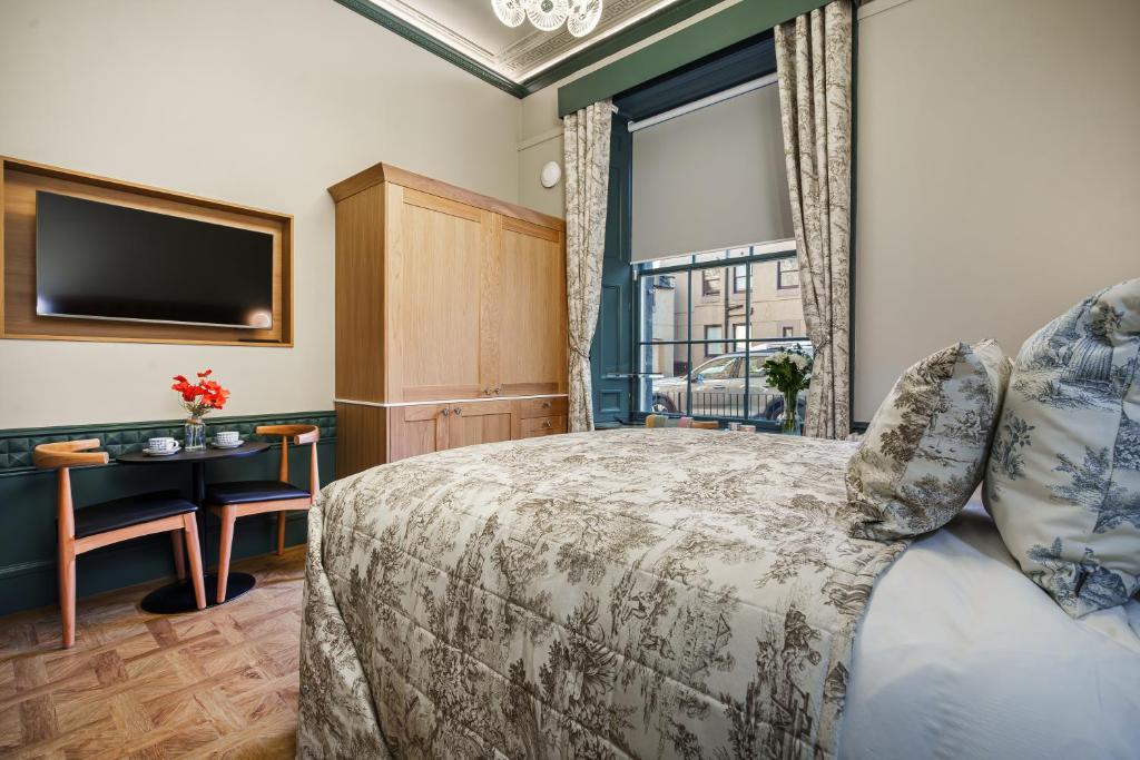 Postel nebo postele na pokoji v ubytování Bonnie Hotel Haymarket Edinburgh