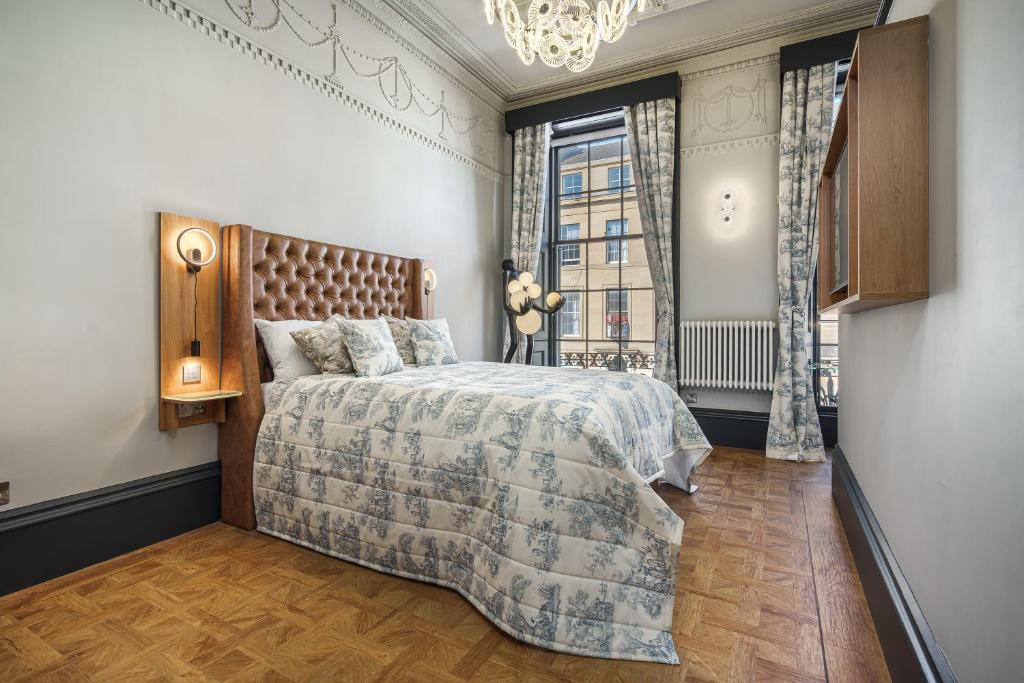 Postel nebo postele na pokoji v ubytování Bonnie Hotel Haymarket Edinburgh