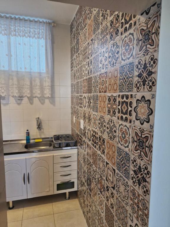 Nhà bếp/bếp nhỏ tại Excelente apartamento na praia do Forte