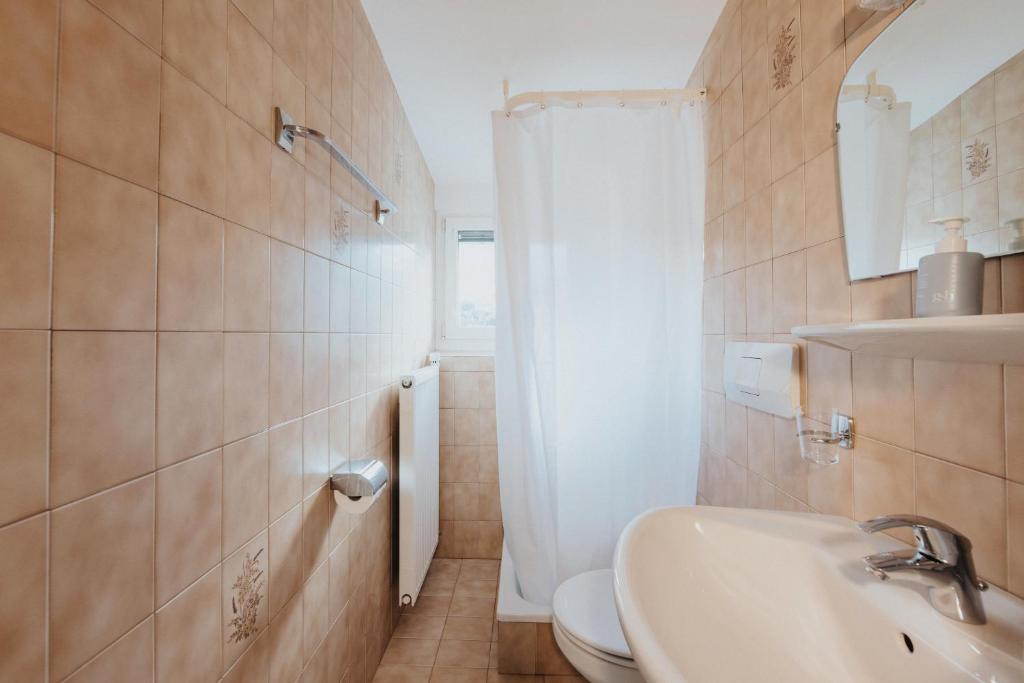 łazienka z umywalką i toaletą w obiekcie Unterhauserhof App B w mieście Valdaora