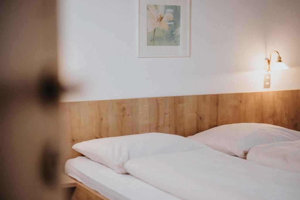Łóżko lub łóżka w pokoju w obiekcie Unterhauserhof App B