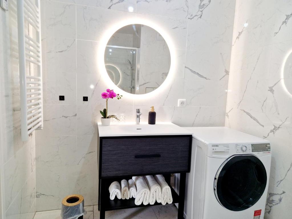 Stylish Stay Near Paris - 850m to Subway RER A - Netflix T1-4Pにあるバスルーム