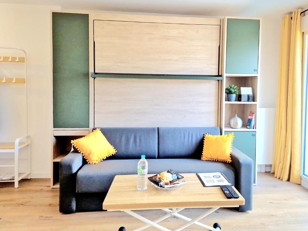 Stylish Stay Near Paris - 850m to Subway RER A - Netflix T1-4Pにあるシーティングエリア