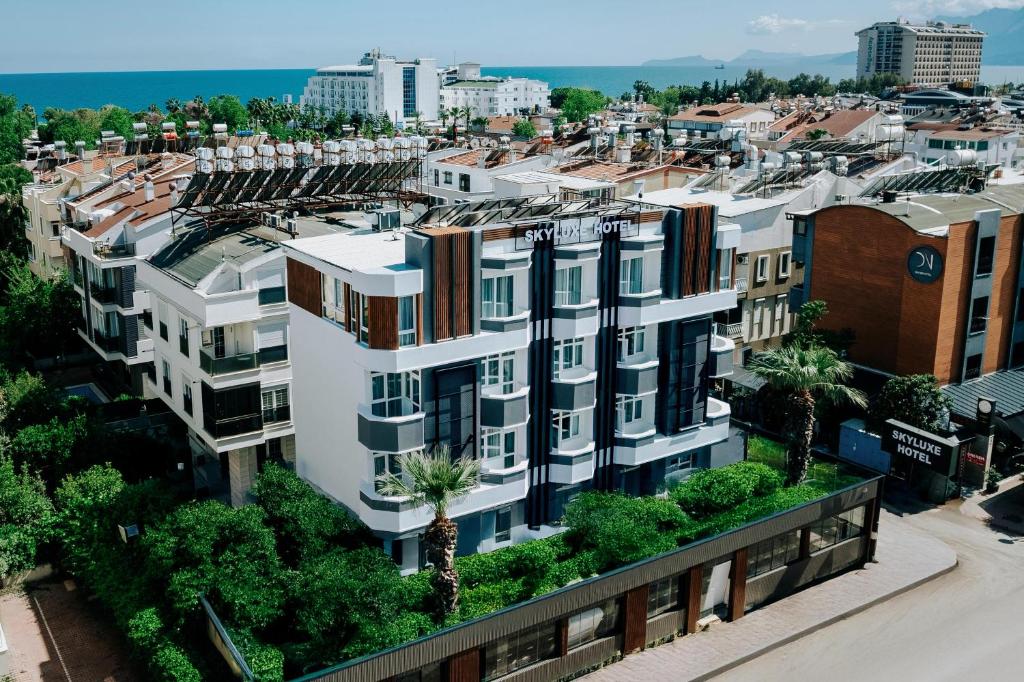 una vista aérea de una ciudad con edificios en Sky Luxe Hotel Konyaaltı, en Antalya