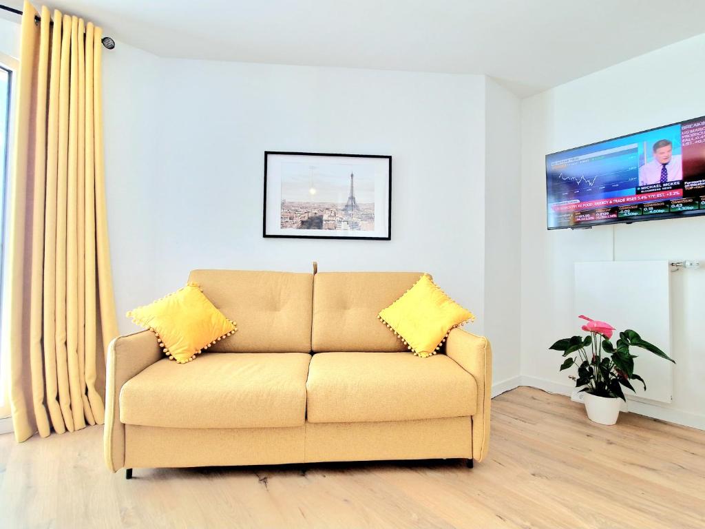 リュエイユ・マルメゾンにあるStylish Stay Near Paris - 850m to Subway RER A - Netflix T1-4Pのリビングルーム(カウチ、黄色い枕付)