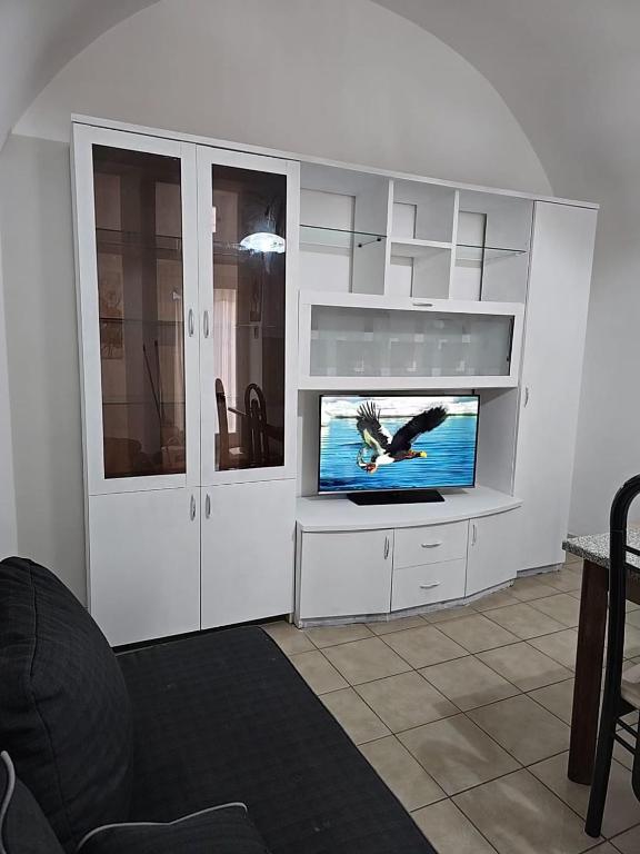 TV a/nebo společenská místnost v ubytování Aria di Sale Polignano
