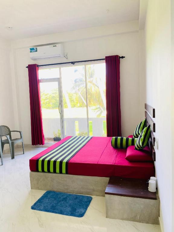 Postel nebo postele na pokoji v ubytování Anuradhapura Kingdom View Resort
