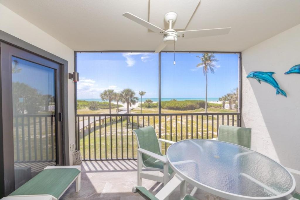 Un comedor con vista al mar en Pelicans Roost 103 condo, en Sanibel