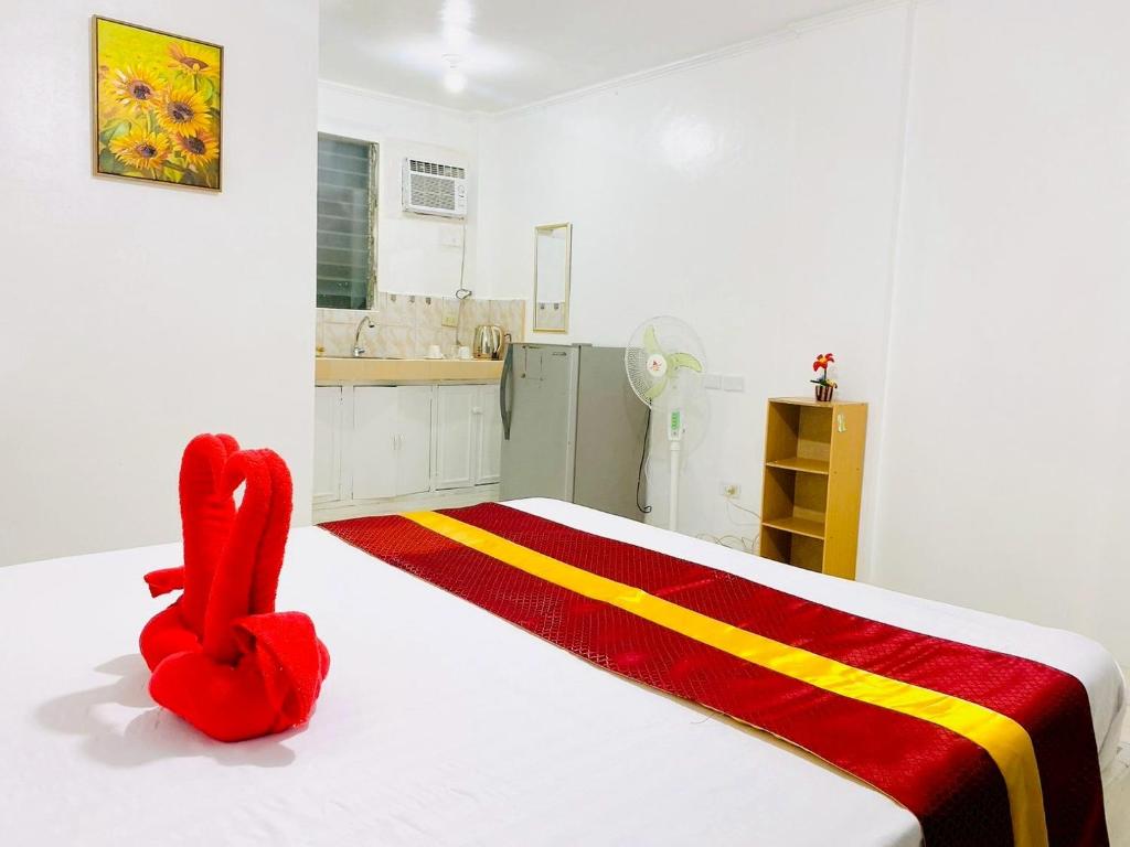 Postel nebo postele na pokoji v ubytování Glo's Space Boracay Dmall By TripzyFun