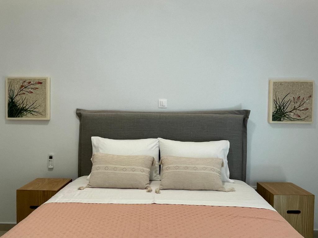 Posteľ alebo postele v izbe v ubytovaní mosaic art apartment in plaka
