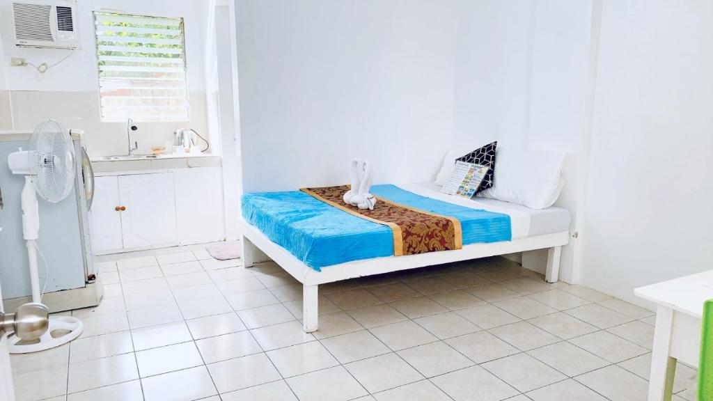 Postel nebo postele na pokoji v ubytování Glo's Space Boracay Dmall By TripzyFun