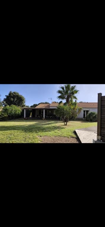 - une vue sur une maison avec un arbre dans la cour dans l'établissement Villa Marine de Solaro, à Solaro