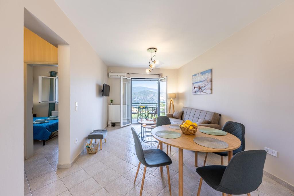 Posedenie v ubytovaní Apaggio di Argostoli Apartments - private parking & sea view