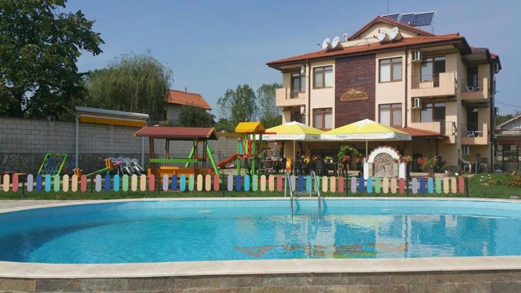Bazén v ubytování Guest House Arima nebo v jeho okolí