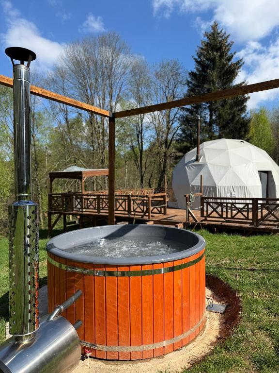 wanna z hydromasażem w trawie z namiotem w tle w obiekcie Epic House w mieście Międzylesie