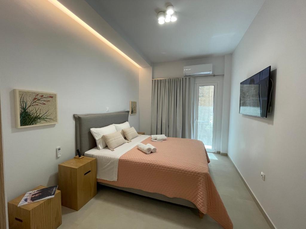 Posteľ alebo postele v izbe v ubytovaní mosaic art apartment in plaka